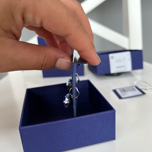 Swarovski Original Bella Earrings Tanzanite Brand New - Picture 4 of 4